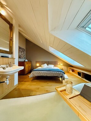 3 makuuhuonetta, työpöytä, silitysrauta/-lauta, vauvan matkasänky