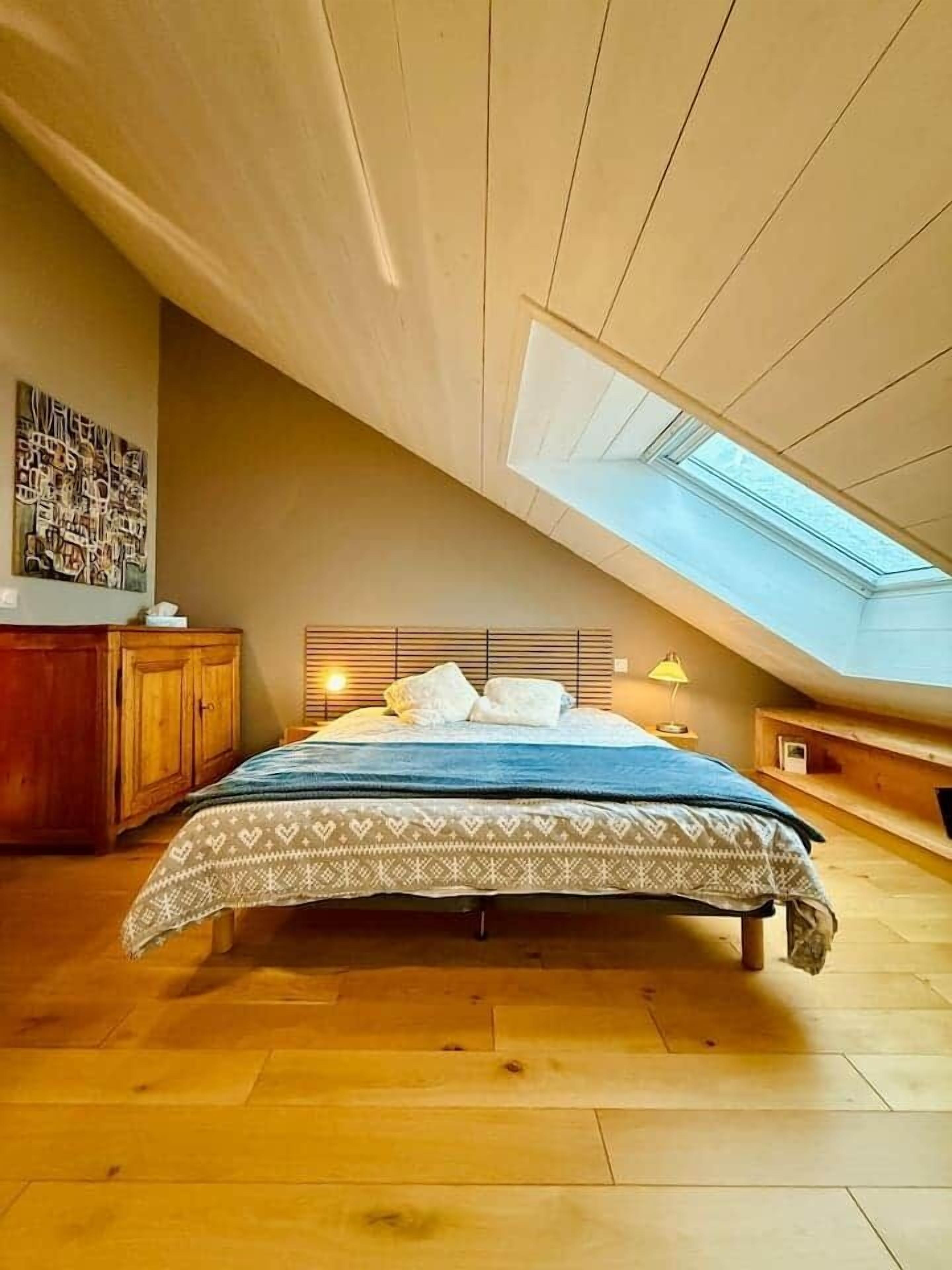 3 bedrooms, desk, iron/ironing board, free WiFi