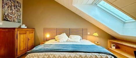 3 bedrooms, desk, iron/ironing board, free WiFi