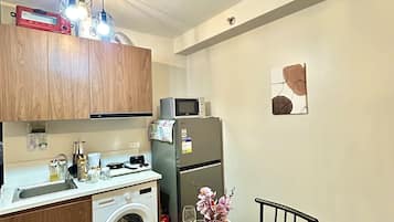 Signature studio, meerdere bedden, balkon, uitzicht op stad | Woonruimte | Een 32-inch smart-tv met digitale zenders