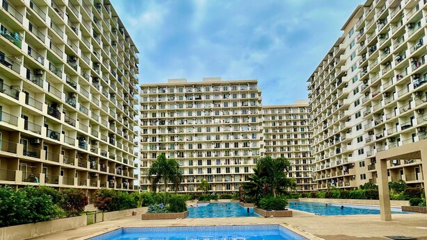Una gran piscina rodeada de edificios residenciales altos.