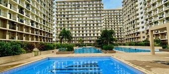 สตูดิโอ รีทรีต พร้อมระเบียงและสระว่ายน้ำ