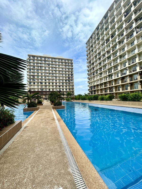 Una piscina al aire libre