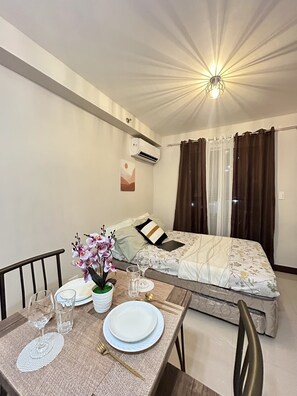 ซิกเนเจอร์สตูดิโอ, หลายเตียง, ระเบียง, วิวเมือง | บริการอาหารในห้องพัก