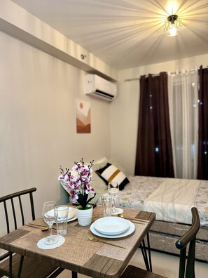 Living area - Studio Retreat with Balcony and Pool (Lapu-Lapu)