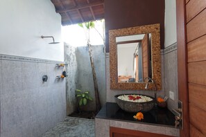 Comfort House, 2 Bedrooms, Patio, Pool View | Bathroom - Tranquil Maha Villa Ubud (Ubud)