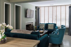 TV, offices - Stylish 4-Bedroom Townhouse in the Heart of Bath (Bath)