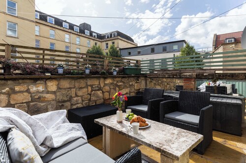 Stylish 4-Bedroom Townhouse in the Heart of Bath