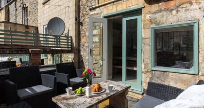 Stylish 4-Bedroom Townhouse in the Heart of Bath