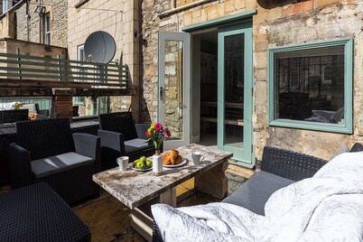 Stylish 4-Bedroom Townhouse in the Heart of Bath