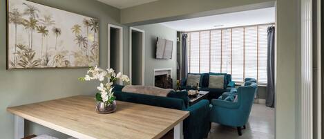 Una televisión, una oficina