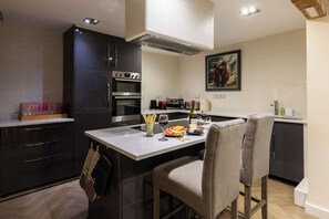 Refrigerador, microondas, horno, placa de cocina