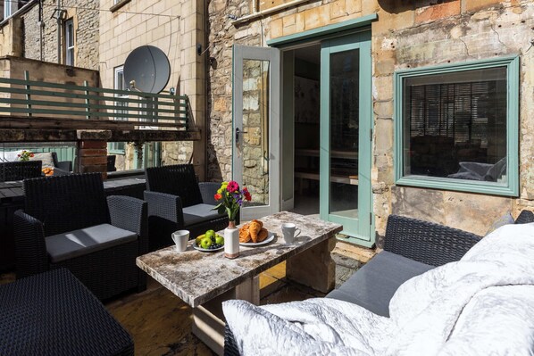 Outdoor dining - Stylish 4-Bedroom Townhouse in the Heart of Bath (Bath)