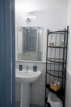 Dusche, Haartrockner, Bidet, HandtĂŒcher
