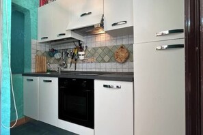 Fridge, oven, stovetop, coffee/tea maker