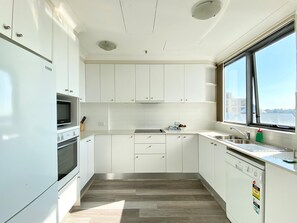 冷蔵庫、電子レンジ、オーブン、コンロ