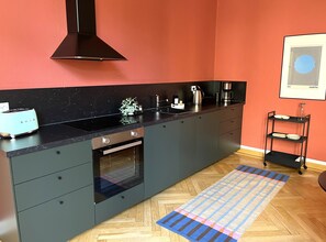 Fridge, oven, stovetop, dishwasher