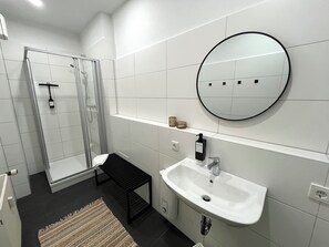 Shower, hair dryer, towels, soap - Vacation apartment with 2 free parking spaces (Frankfurt (Oder))