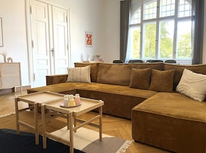 Smart TV, books - Vacation apartment with 2 free parking spaces (Frankfurt (Oder))