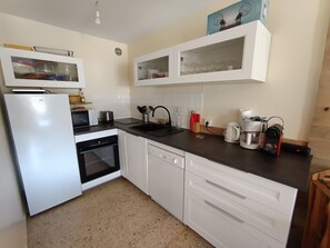 Réfrigérateur, four à micro-ondes, lave-vaisselle