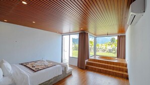 A modern bedroom with a wooden ceiling, large windows, a bed, and a view of greenery. - Lake Batur Villa (Kintamani)