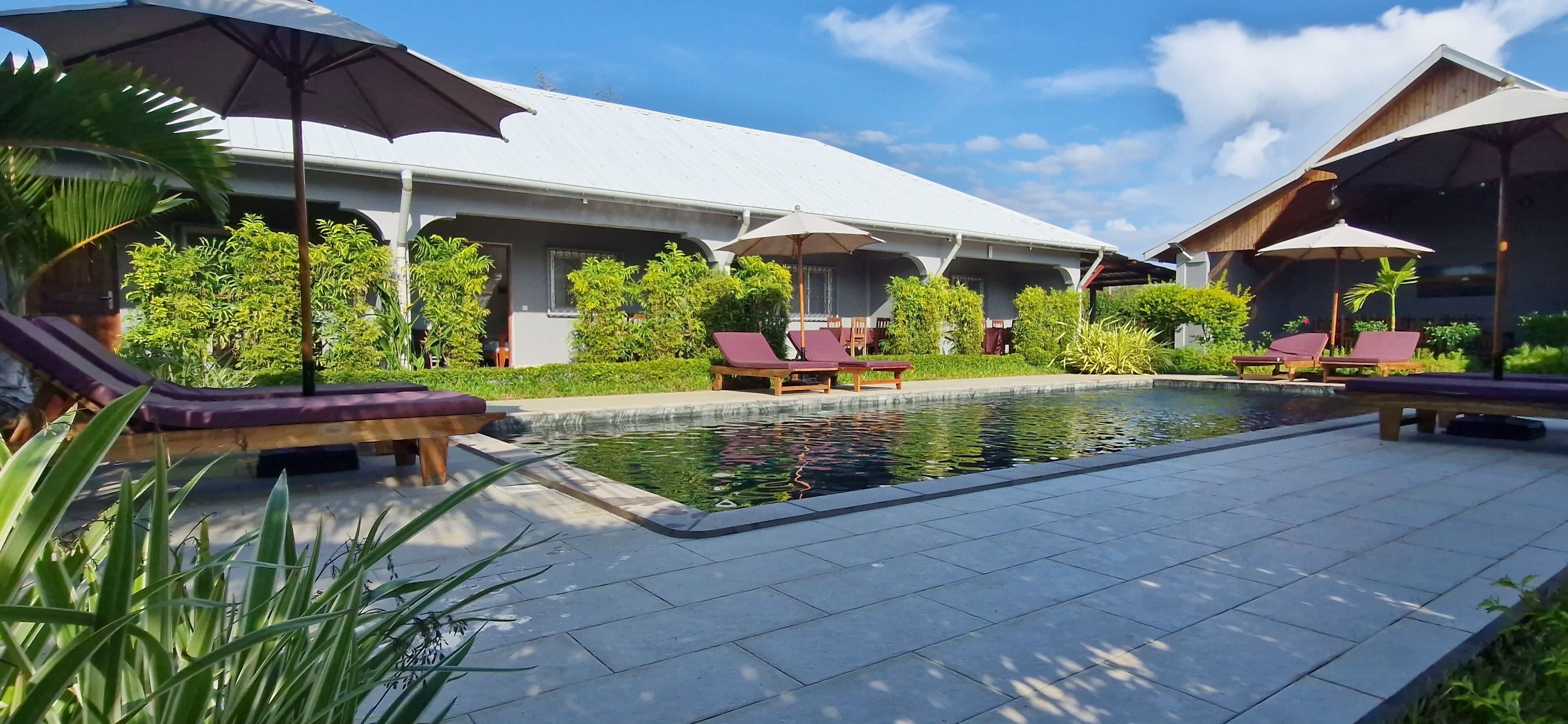 Una piscina al aire libre