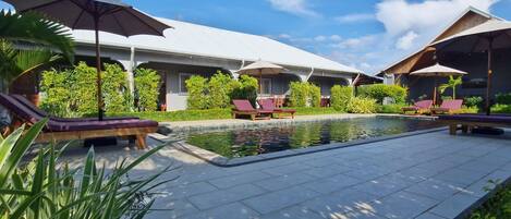 Una piscina al aire libre