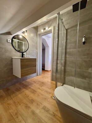Comfort Suite | Bathroom | Shower, hair dryer, towels, soap