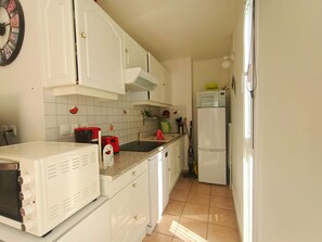 Fridge, dishwasher, coffee/tea maker, toaster