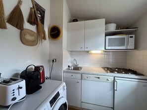 Réfrigérateur, lave-vaisselle, cafetière-théière, grille-pain