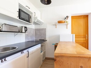 Réfrigérateur, four à micro-ondes, lave-vaisselle, cafetière-théière