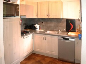 Four Ă micro-ondes, un four, lave-vaisselle