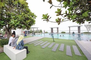 Outdoor pool - Windmill Upon Hills Premier Suites by QHome (Genting Highlands)