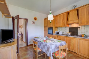 Family Apartment, 2 Bedrooms, Balcony (A Due Passi Dal Bosco: Hillside) | Dining