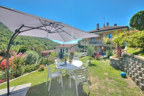 Outdoor dining - A Due Passi Dal Bosco (Laveno Mombello)
