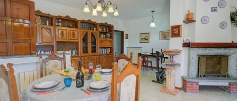 Family Apartment, Multiple Bedrooms (A Due Passi Dal Bosco) | Dining