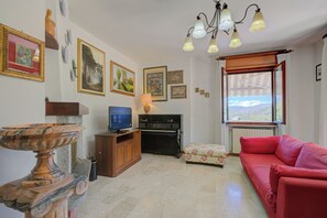 Appartement Familial, plusieurs chambres (A Due Passi Dal Bosco) | Coin séjour | Télévision à écran plat de 21 pouces avec chaînes par câble