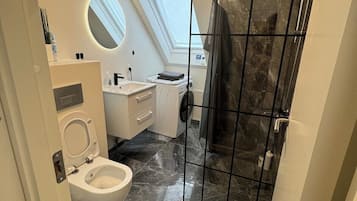 Haartrockner, Handtücher, Seife, Shampoo