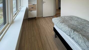 3 室のベッドルーム、アイロン / アイロン台、WiFi (無料)、ベッドシーツ