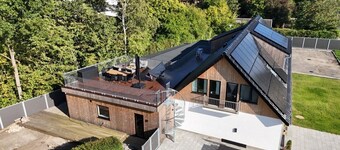 The Butterfly - Elegant Odense Retreat with Rooftop Views & Room for 7
