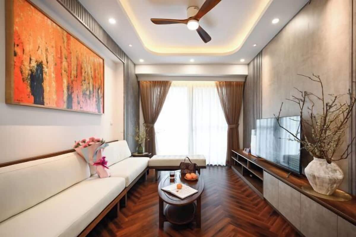 Una sala de estar moderna con sofá, una mesa de centro y una obra de arte en la pared.