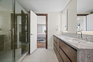 Douche, sèche-cheveux, serviettes fournies