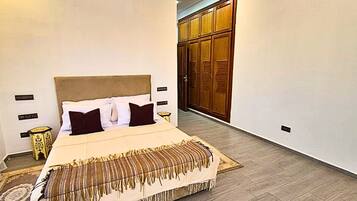 6 makuuhuonetta, silitysrauta/-lauta, Wi-Fi, vuodevaatteet