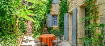 Room 'Chambre 10' with Shared Pool, Wi-Fi and Air Conditioning