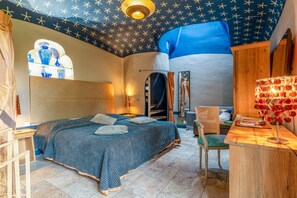 A bedroom with a bed, a desk, a chair, a mirror, and a unique ceiling design. - Room 'Chambre 10' with Shared Pool, Wi-Fi and Air Conditioning (Collias)