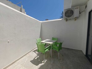 Terrace/patio - Pembroke Double Room with Private Bath (Pembroke)