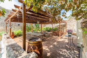 Outdoor dining - Room 'Chambre 12' with Shared Pool, Wi-Fi and Air Conditioning (Collias)