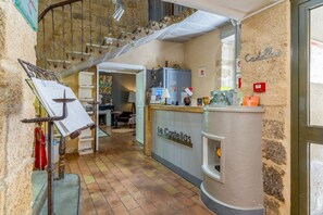 Lobby - Room 'Chambre 12' with Shared Pool, Wi-Fi and Air Conditioning (Collias)