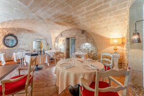 Dining - Room '12' with shared pool, Wi-Fi and air conditioning (Collias)