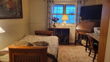 3 bedrooms, iron/ironing board, WiFi (free), bed sheets